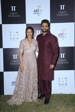 Rakul Preet Singh, Jackky Bhagnani other celebs Snapped At Tarun Tahiliani Event thumbnail