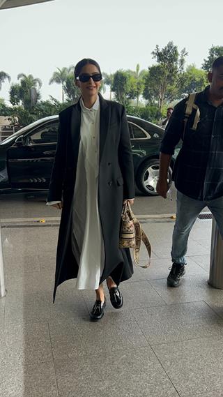 Kartik Aaryan, Sonam Kapoor and other celebs snapped at the airport thumbnail