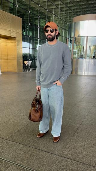 Vikrant Massey, Stebin Ben and Taha Shah Badussha snapped at the airport thumbnail