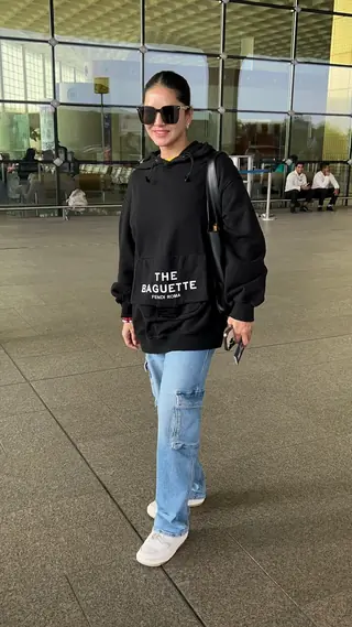 Sunny Leone and other celebs snapped at the airport Thumbnail