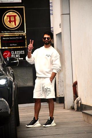 Shahid Kapoor snapped in the city thumbnail