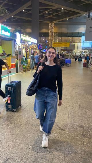 Manish Malhotra, Divyenndu & Aditi Rao Hydari snapped at the airport thumbnail