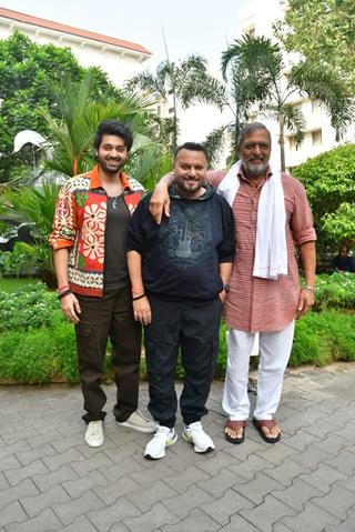 Nana Patekar, Utkarsh Sharma and Anil Sharma snapped promoting their upcoming film 'Vanvaas' thumbnail