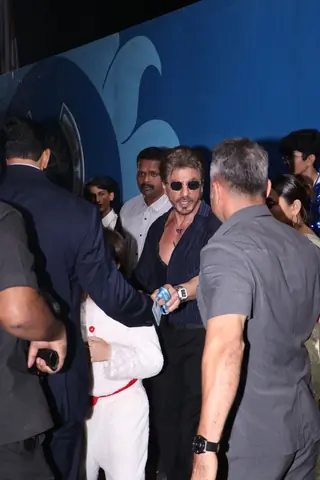 Shah Rukh Khan, Suhana Khan and others snapped attending the Dhirubhai Ambani School annual day function Thumbnail