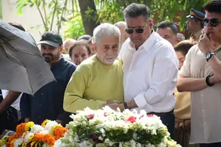 Naseeruddin Shah, Boman Irani and others attend the funeral of Shyam Benegal Thumbnail