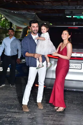 Ranbir Kapoor, Alia Bhatt, Neetu Singh and others snapped at Kapoor Family’s Christmas brunch Thumbnail