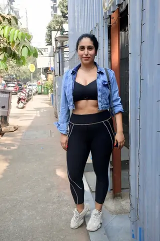 Celebrities snapped in the city  Thumbnail