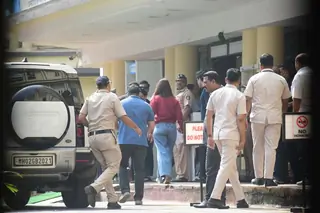 Kareena Kapoor Khan, Karisma Kapoor, Sara Ali Khan and Ibrahim Ali Khan snapped at Lilavati Hospital Thumbnail