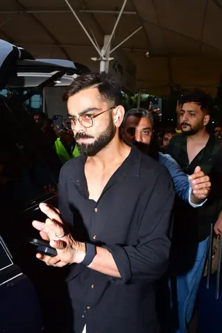 Virat Kholi snapped at the Mumbai airport  Thumbnail