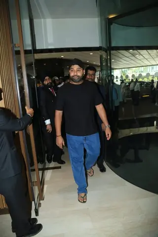 Rohit Sharma snapped with wife Ritika at Trident hotel in town Thumbnail