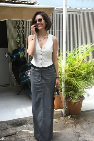 Esha Gupta snapped in the city Thumbnail