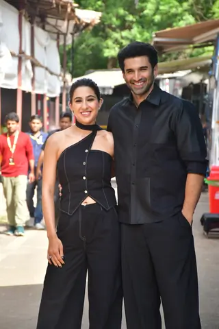 Aditya Roy Kapur, Sara Ali Khan and other celebs snapped promoting Metro In Dino on the set of Kapil Sharma show Thumbnail