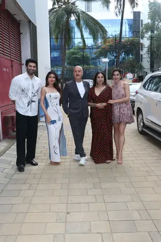 Sara Ali Khan, Aditya Roy Kaour and other celebs snapped promoting Metro In...Dino Thumbnail