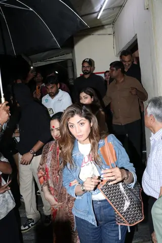 Shilpa Shetty, Raj Kundra spotted with family at Juhu PVR thumbnail