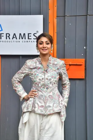 Malaika Arora, Mrunal Thakur and others spotted in the city thumbnail
