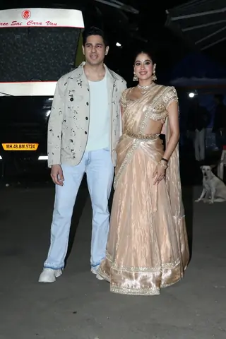  Sidharth Malhotra and Janhvi Kapoor snapped promoting ‘‘Param Sundari’ on the sets of Super Dancer 5 Thumbnail