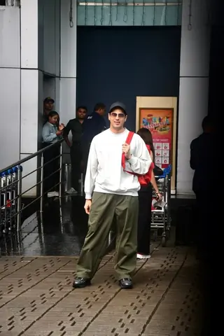 Sidharth Malhotra and Dinesh Vijan snapped at Kalina airport thumbnail