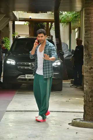 Varun Dhawan snapped in the city thumbnail