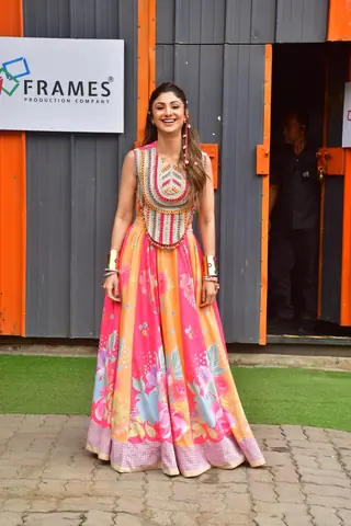 Shilpa shetty and Bhagyshree on the sets of 'Super dancer 5' thumbnail