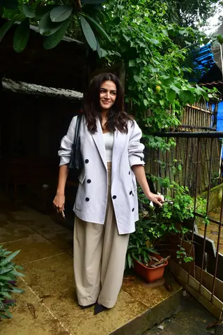 Ameesha Patel, Mouni Roy, Shweta Tiwari and others snapped in the city thumbnail