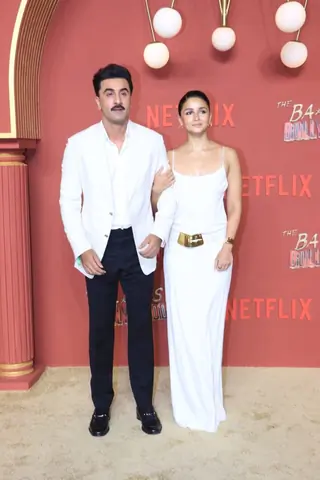 Shah Rukh Khan, Kajol, Aryan Khan, Ajay Devgn, Ananya Panday and others grace the premiere of The Ba***ds Of Bollywood thumbnail