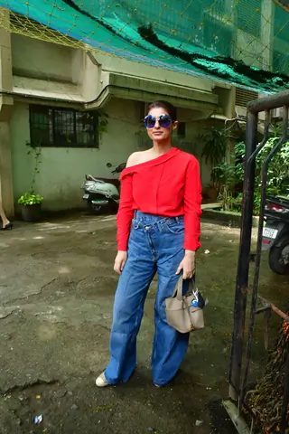 Bipasha Basu, Karan Singh Grover and Twinkle Khanna snapped in the city thumbnail