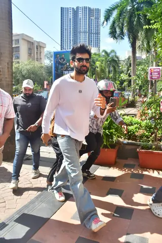 Kartik Aaryan snapped at Anees Bazmee office in Andheri thumbnail