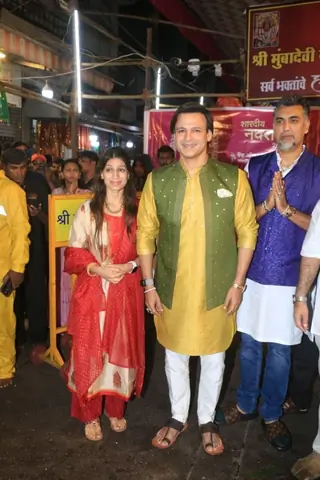 Vivek Oberoi snapped seeking blessings at Mumba Devi Temple thumbnail