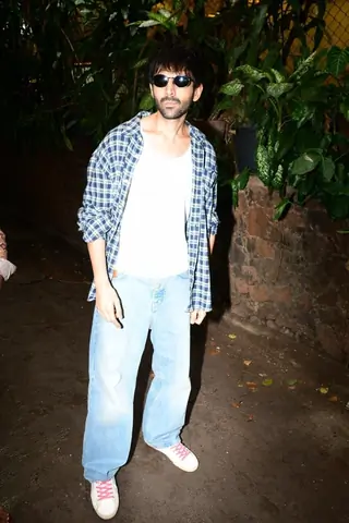 Kartik Aaryan and Saiee Manjrekar snapped in the city thumbnail