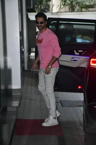 Varun Dhawan snapped in Andheri thumbnail