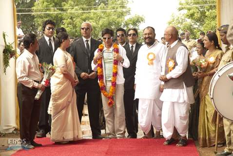 Shahrukh welcomed by the people