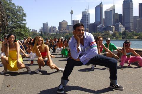 Akshay kumar dancing with the girls