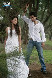 Esha Deol and Tusshar Kapoor standing under a tree