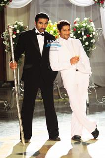 Sunil Shetty and Arshad Warsi in Mr. White Mr. Black movie