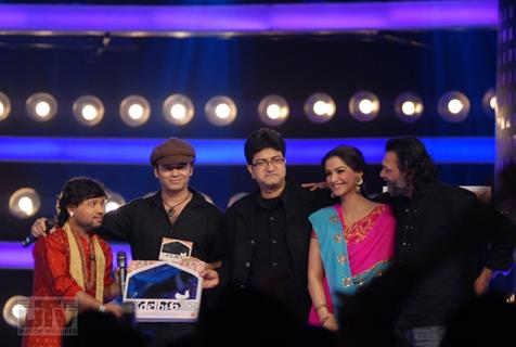 A scene to promote Delhi-6 movie in Indion Idol-4 show