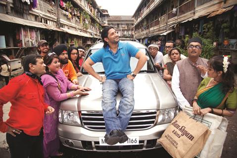 Arshad Warsi sitting on a car bonat in mohalla