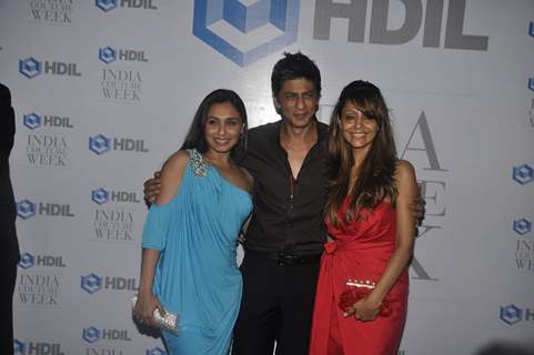 Shahrukh Khan with wife Gauri Khan and Rani Mukherjee at HDIL India Couture Week 2010