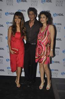 Shahrukh Khan with wife Gauri Khan at  HDIL India Couture Week 2010
