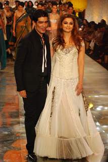 Aishwarya Rai showcasing on ramp for Manish Malhotra on day 1 of HDIL