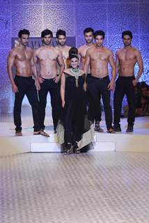 Raveena Tandon walks for Raj Mahtani Jewellery at HDIL India Couture Week 2010 Day 2