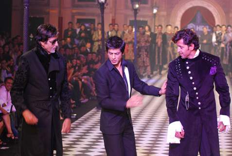 Amitabh Bachchan, Shahrukh Khan and Hrithik Roshan at HDIL India Couture Week 2010 Day