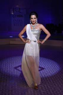 Malaika Arora Khan walks for Queenie Show at HDIL India Couture Week 2010