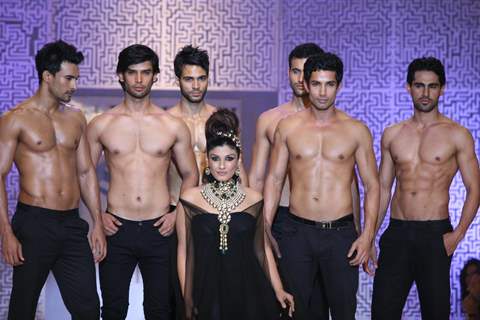 Raveena Tandon walks for Raj Mahtani Jewellery at HDIL India Couture Week 2010