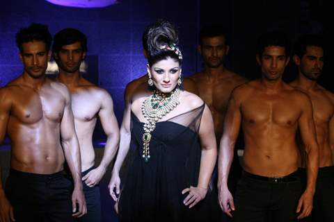 Raveena Tandon walks for Raj Mahtani Jewellery at HDIL India Couture Week 2010