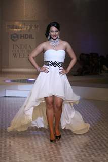 Sonakshi Sinha walks for Maheep Kapoor Show at HDIL India Couture Week 2010