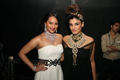 Sonakshi Sinha and Raveena Tandon at HDIL India Couture Week 2010