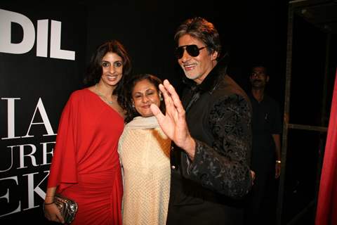 Amitabh Bachchan with wife Jaya and daughter Shweta at HDIL India Couture Week 2010