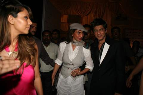 Shahrukh Khan with wife Gauri Khan at HDIL India Couture Week 2010