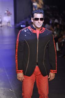 Salman Khan in Being Human show at HDIL India Couture Week 2010