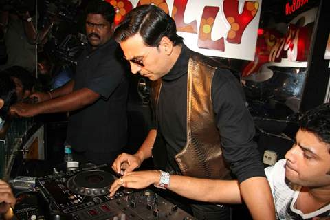 Akshay Kumar turns DJ to promote his film &quot;Action Replayy&quot; at Plollyesters